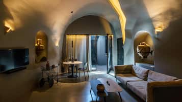 Wellness Four Bedroom Villa with Outdoor Hot Tub & Indoor Pool | 1 間睡房、埃及棉床單、高級寢具、羽絨被