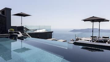 Alberca al aire libre por temporada y sombrillas en la alberca