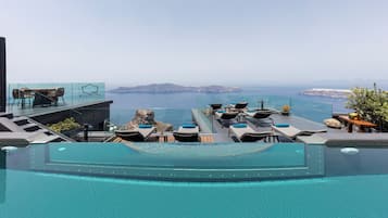 Een seizoensgebonden buitenzwembad en parasols bij het zwembad