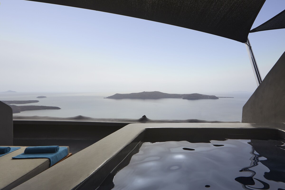 Ein Whirlpool mit Blick auf das Meer und die Inseln.