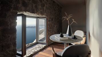 Deluxe suite | Luxe beddengoed, pillowtop-bedden, een minibar, een kluis op de kamer