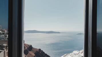 Deluxe suite | Luxe beddengoed, pillowtop-bedden, een minibar, een kluis op de kamer