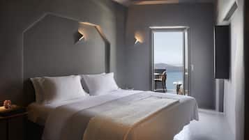 Honeymoon Suite Sunset View with Outdoor Hot Tub & Indoor Plunge Pool | Roupas de cama premium, camas com colchões pillow-top, frigobar