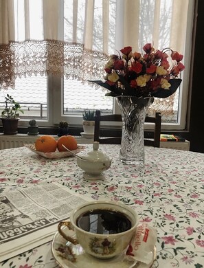 Frokost med lokale retter hver dag (USD 4 per person)