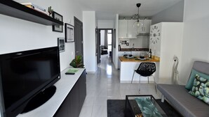 Leilighet, 1 soverom, terrasse | Oppholdsområde | Flatskjerm-TV