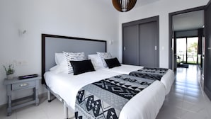Leilighet, 1 soverom, terrasse | Safe på rommet, strykejern/-brett og barnesenger (inkludert)