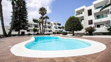 Una piscina al aire libre