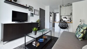 Leilighet, 1 soverom, terrasse | Oppholdsområde | Flatskjerm-TV
