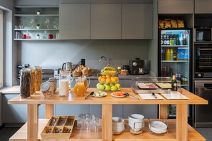 Päivittäinen mannermainen aamiainen (7 EUR per henkilö)