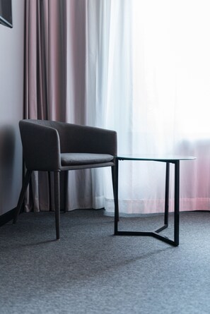 Chambre double ou avec lits jumeaux | Coffre-fort, décor unique, bureau, rideaux d’obscurcissement