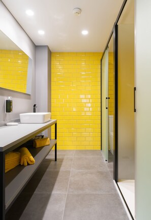 Superior Triple Room | Bathroom | Shower, hair dryer, towels - Nest Style Valencia Hotel (Valencia)