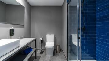 Kamar Double atau Twin | 1 kamar tidur, brankas, didekorasi berbeda-beda, dan meja kerja