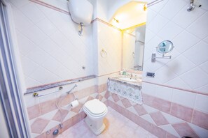 Monolocale | Bagno | Doccia, asciugamani, shampoo