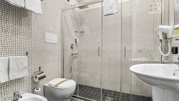 Dutxa, assecador de cabells, sabatilles i bidet