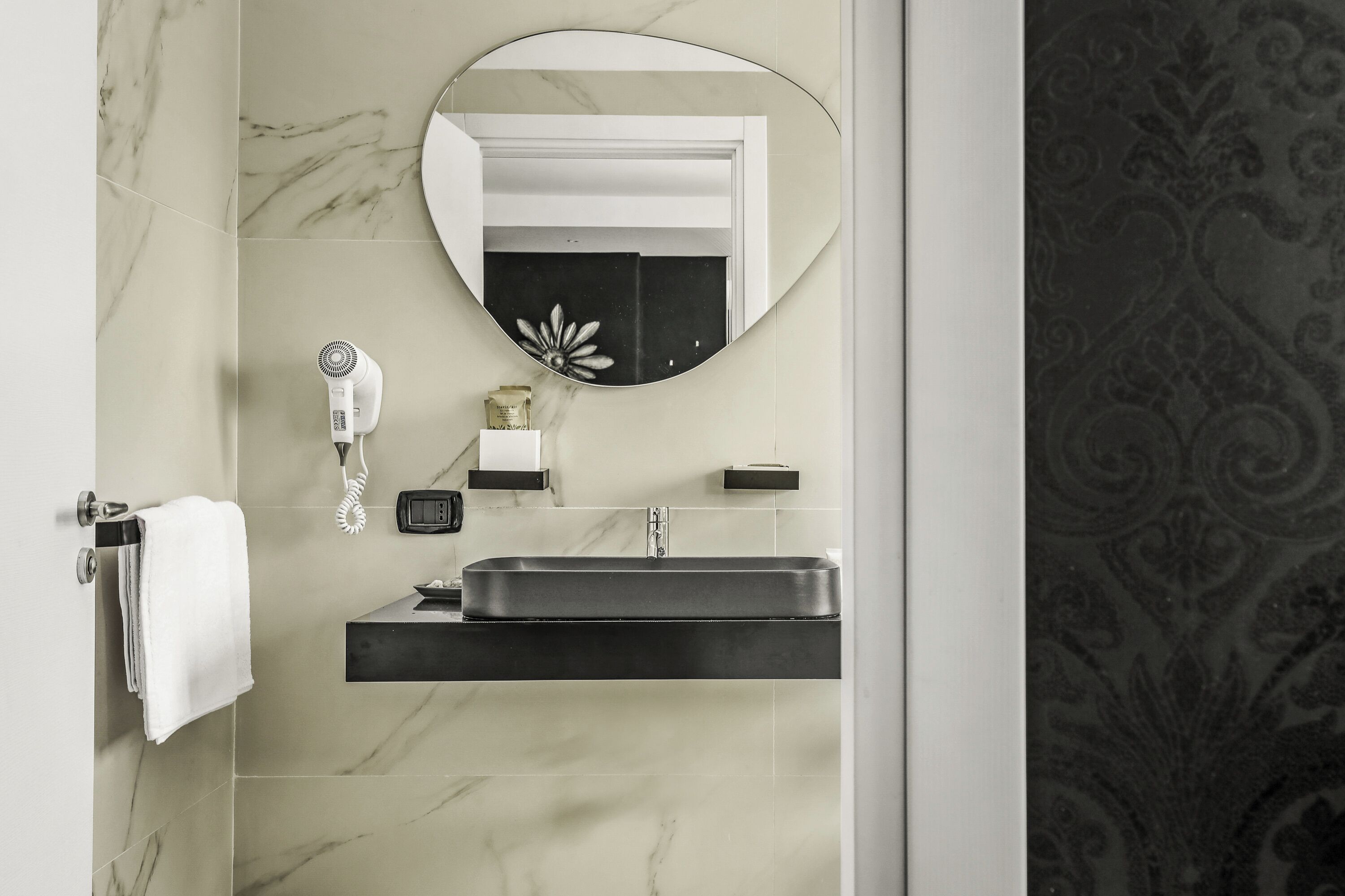 Suite | Kamar mandi | Shower, pengering rambut, sandal, dan kloset