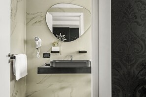Suite | Badkamer | Een douche, een haardroger, pantoffels, een bidet