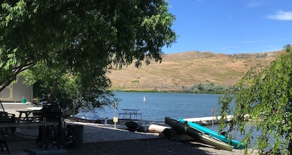 RIVERFRONT LODGE IN HAGERMAN PARADISE.<br>