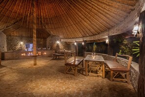 Déjeuner et dîner servis sur place, cuisine indienne, vue sur le jardin 