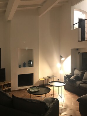 Smart-TV, Kamin, Arbeitsbereiche