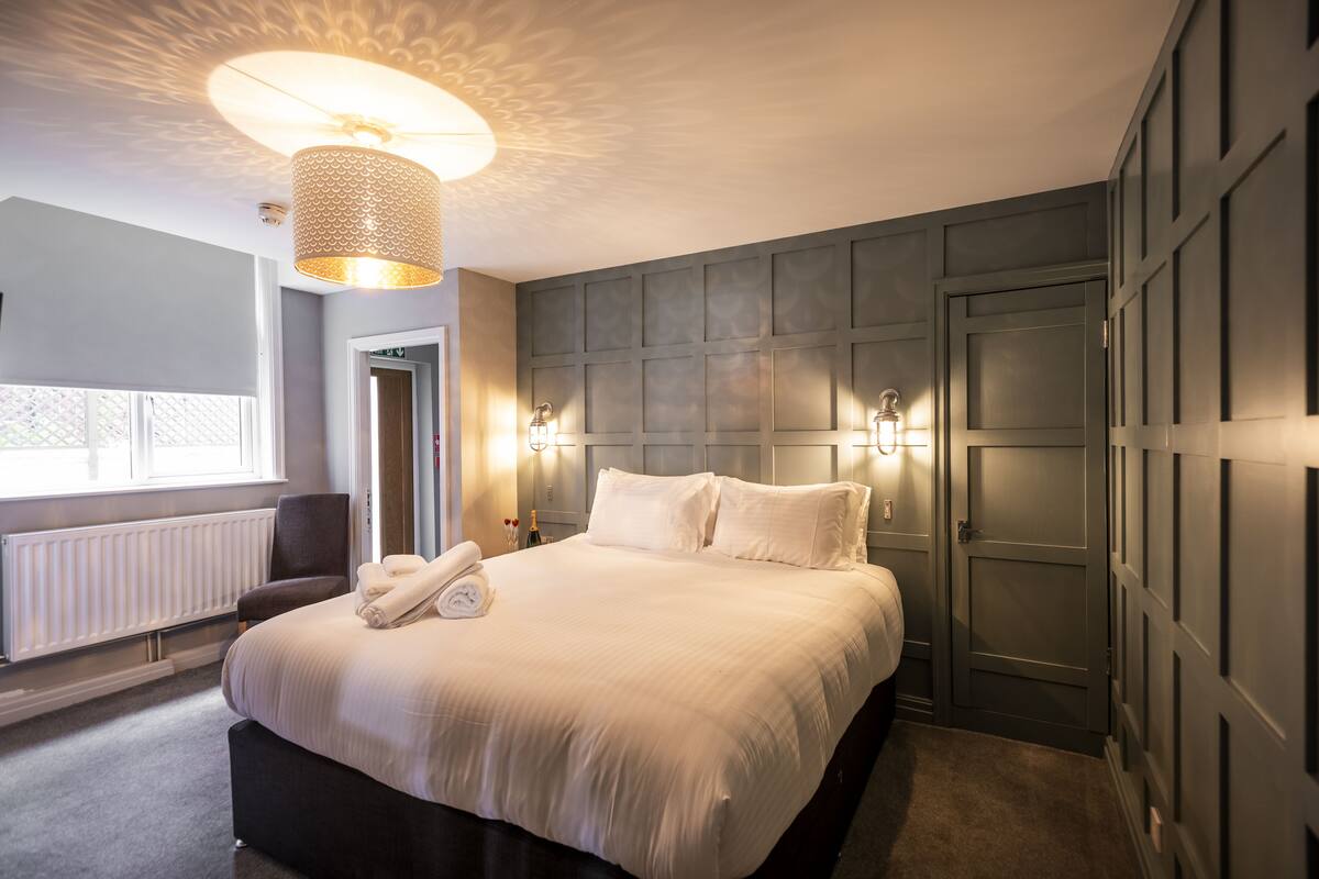Apartamento, 3 quartos | Individualmente decorados, ferros/tábuas de passar roupa
