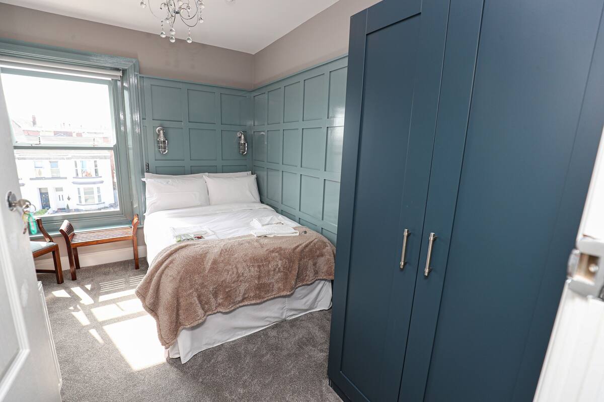 Quarto casal standard | Individualmente decorados, ferros/tábuas de passar roupa