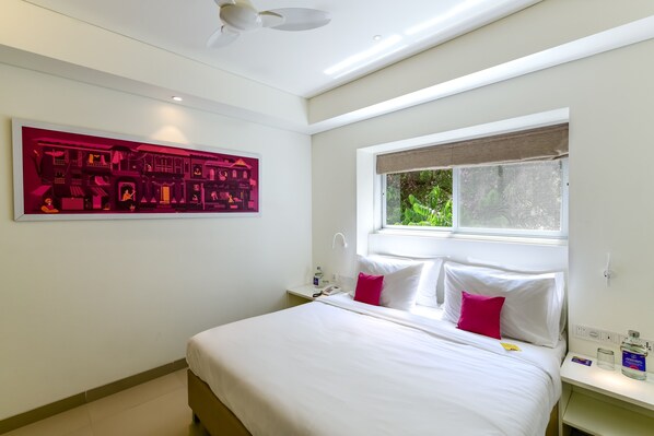 خزنة داخل الغرفة ومكتب وستائر تعتيم وتجهيزات عازلة للصوت