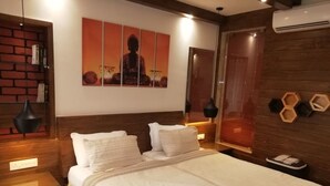 Phòng Suite Deluxe | Bộ đồ giường cao cấp, nệm có lớp đệm bông, minibar, bàn 