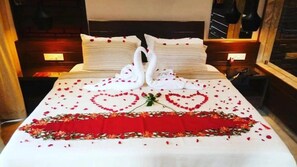 Premium bedding, pillow-top beds, minibar, individually furnished - Shivers Oasis Luxury rooms (Candolim)