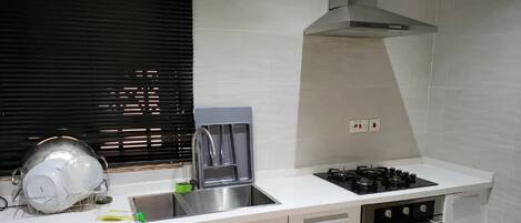 Condo luxo | Cozinha privada | Geladeira grande, micro-ondas, fogão, cooktop