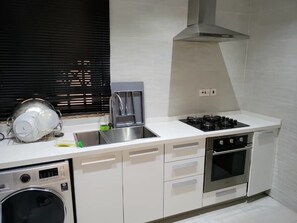 Condo Deluxe | Bếp riêng | Tủ lạnh, lò vi sóng, lò nướng, bếp nấu 