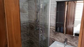 Deluxe Condo | Bathroom | Shower, rainfall showerhead, free toiletries, towels