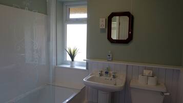 Bungalow | Bathroom | Combined shower/bathtub, towels