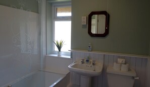 Bungalow | Bathroom | Combined shower/tub, towels
