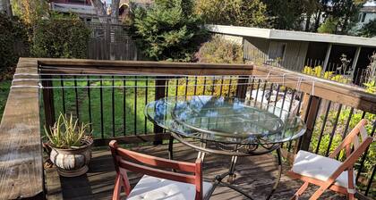 Rauhallinen rentoutuminen talossa, jossa on paljon ravintoloita ja lahden lähellä!