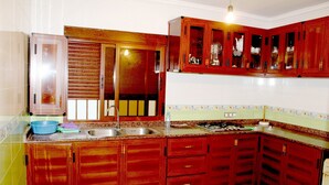 Apartment | Private kitchen | Full-size fridge, oven, stovetop, electric kettle - Appartement Centre Ville (Fnideq)
