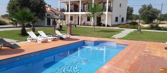 House overlooking the pool, ideal for families.