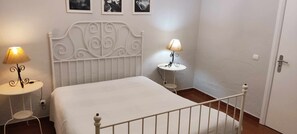 3 bedrooms, travel cot, free WiFi, bed sheets - House overlooking the pool, ideal for families. (Vimieiro)