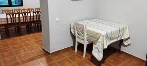 Dining - House overlooking the pool, ideal for families. (Vimieiro)