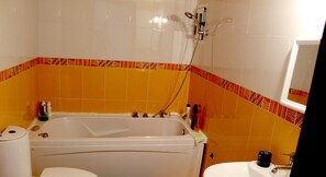 Appartamento Comfort | Bagno | Doccia, soffione a pioggia, asciugamani