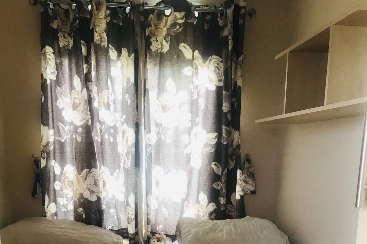 Familieleilighet | Individuelt dekorert, individuelt innredet og blendingsgardiner