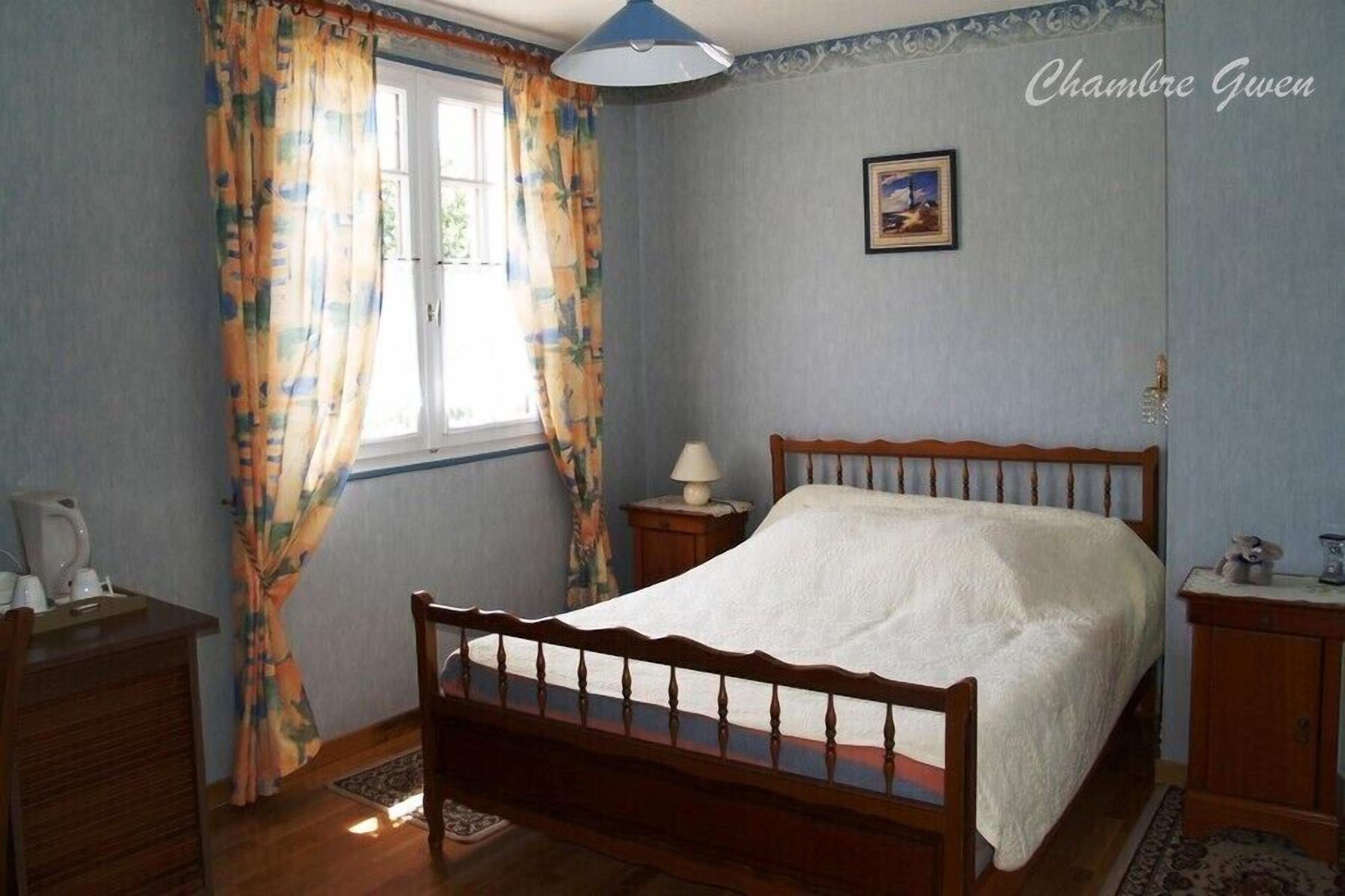 Double Room | Desk, laptop workspace, cribs (free), WiFi (free)