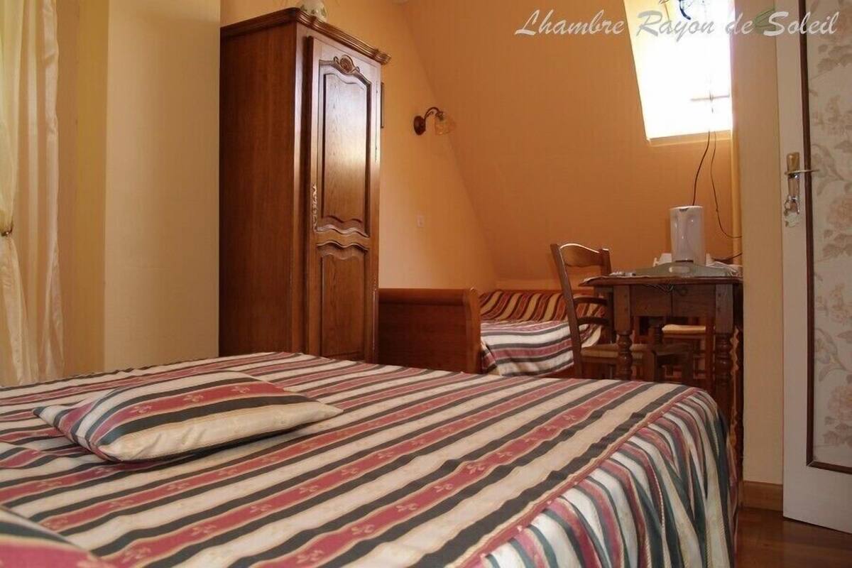 Kamar Quadruple Keluarga | Meja kerja, ruang kerja ramah laptop, dan tempat tidur bayi gratis