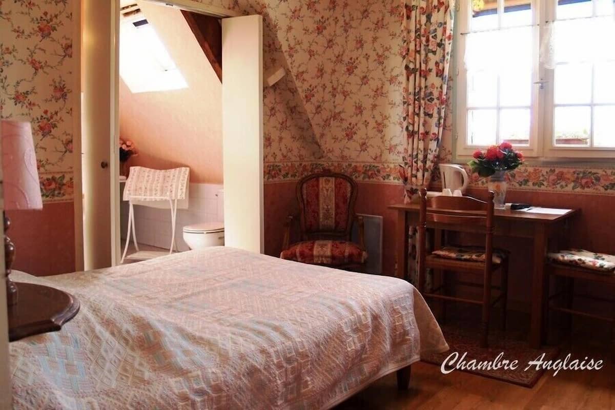 Kamar Double | Meja kerja, ruang kerja ramah laptop, dan tempat tidur bayi gratis