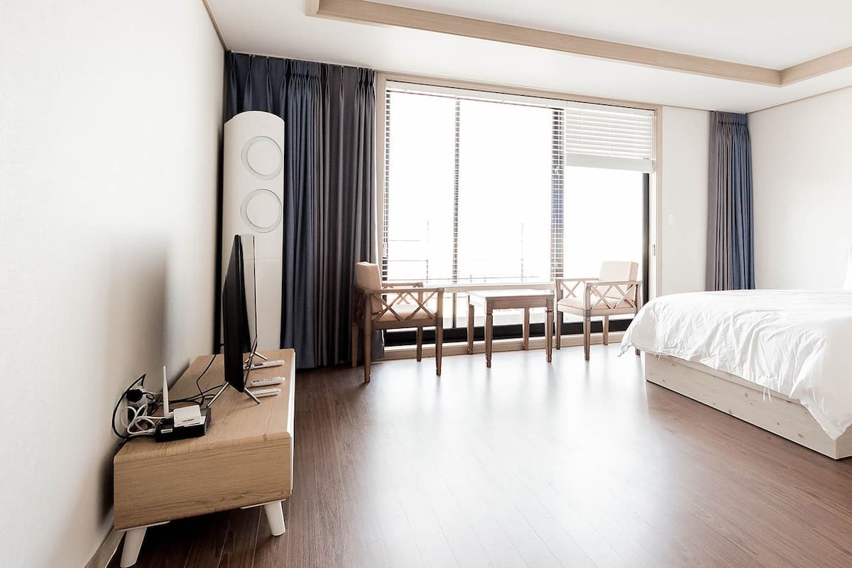 Premium bedding, pillowtop beds, WiFi (free)