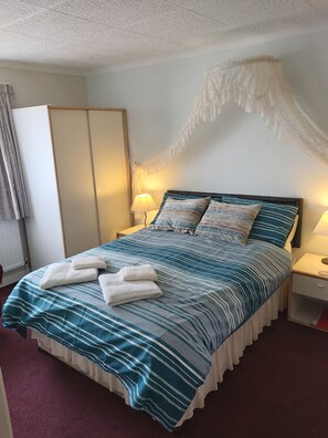 Kahden hengen standard-huone (Room 2) | Allergiatestatut vuodevaatteet, pimennysverhot, silitysrauta/-lauta