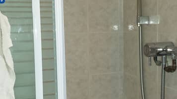 Standard Twin Room (Room 7) | Bathroom | Shower, hydromassage showerhead, hair dryer, towels