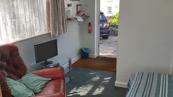 Standard Twin Room (Room 7) | Hypo-allergenic bedding, blackout drapes, iron/ironing board, free WiFi