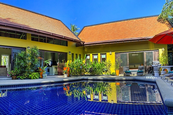 Exquisite Palm View Villa with private, large salt water swimming pool