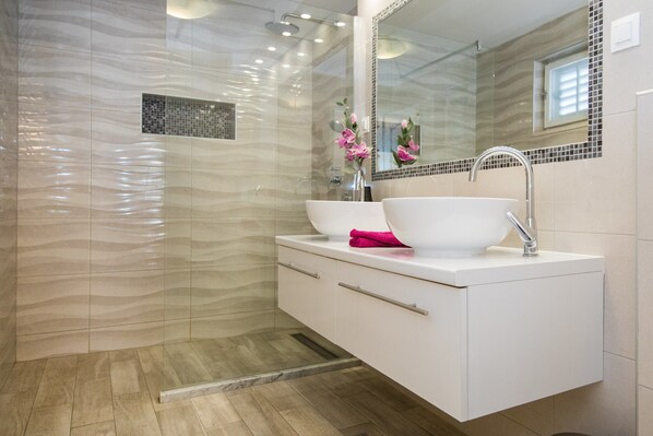 Apartment, 1 Bedroom | Bathroom | Shower, hair dryer, towels, soap