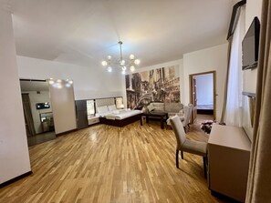 Comfort Apartment | Premium bedding, desk, soundproofing, iron/ironing board